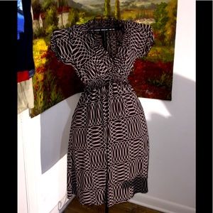 EnFocus size 8 brown white stretch smocked stretch v neck comfy casual dressy